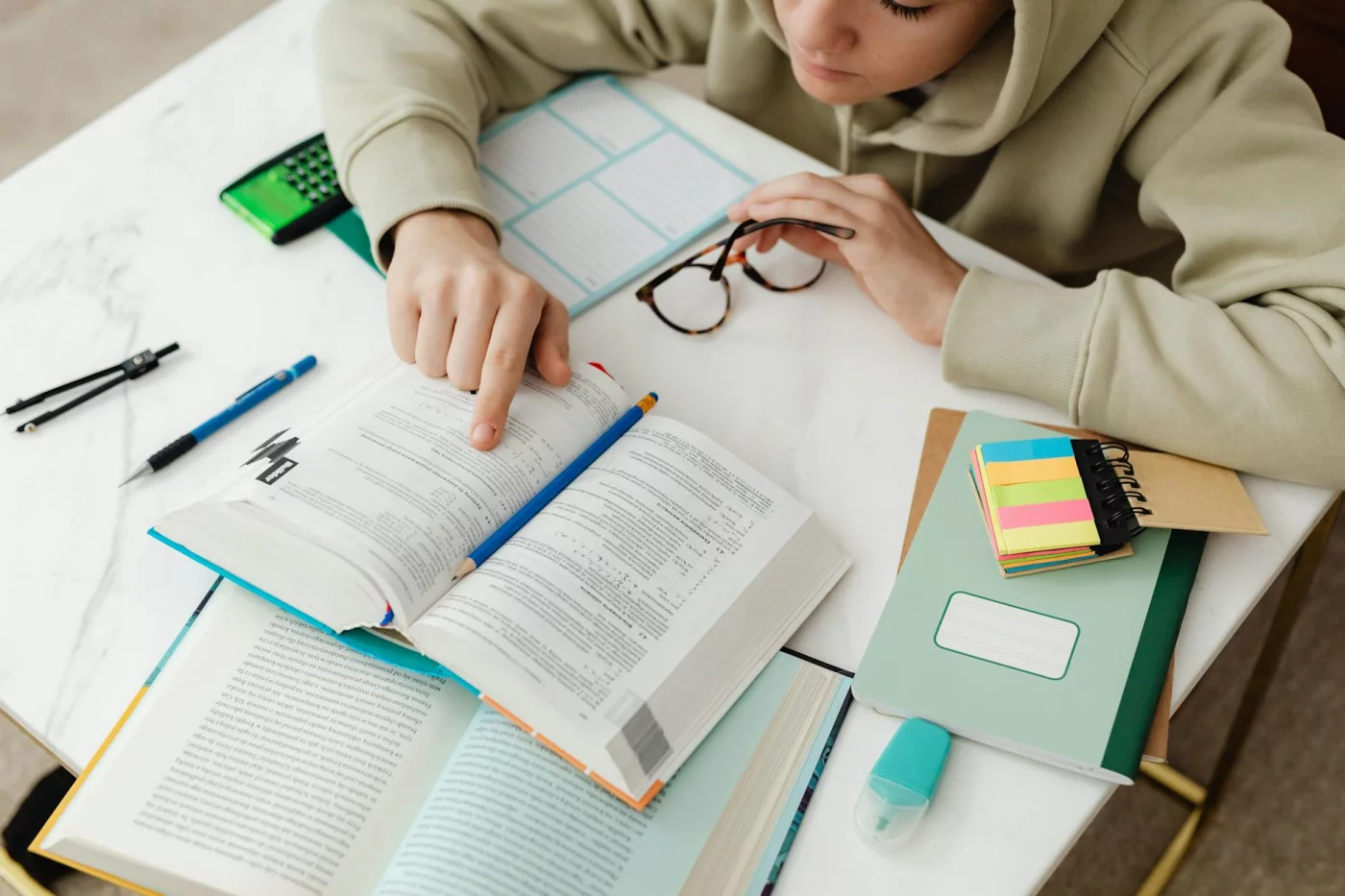 Atomic Habits Summary by Chapter for Students: 7 Proven Lessons That Actually Stick Student studying with textbooks and notes, applying atomic habits summary by chapter lessons for academic success