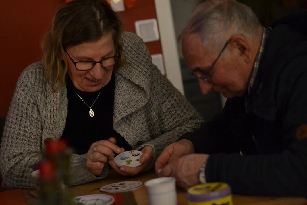 Do Brain Training Games Work for Adults? Man and woman discussing research on the best brain games for adults and common training mistakes