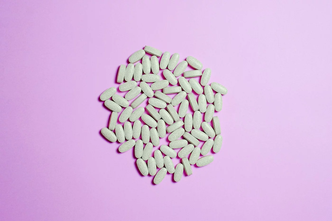 Best Brain Supplements for Adults: What Actually Has Evidence for Focus? Step-by-step guide to choosing the best brain supplements for adults, shown with white pills on purple surface