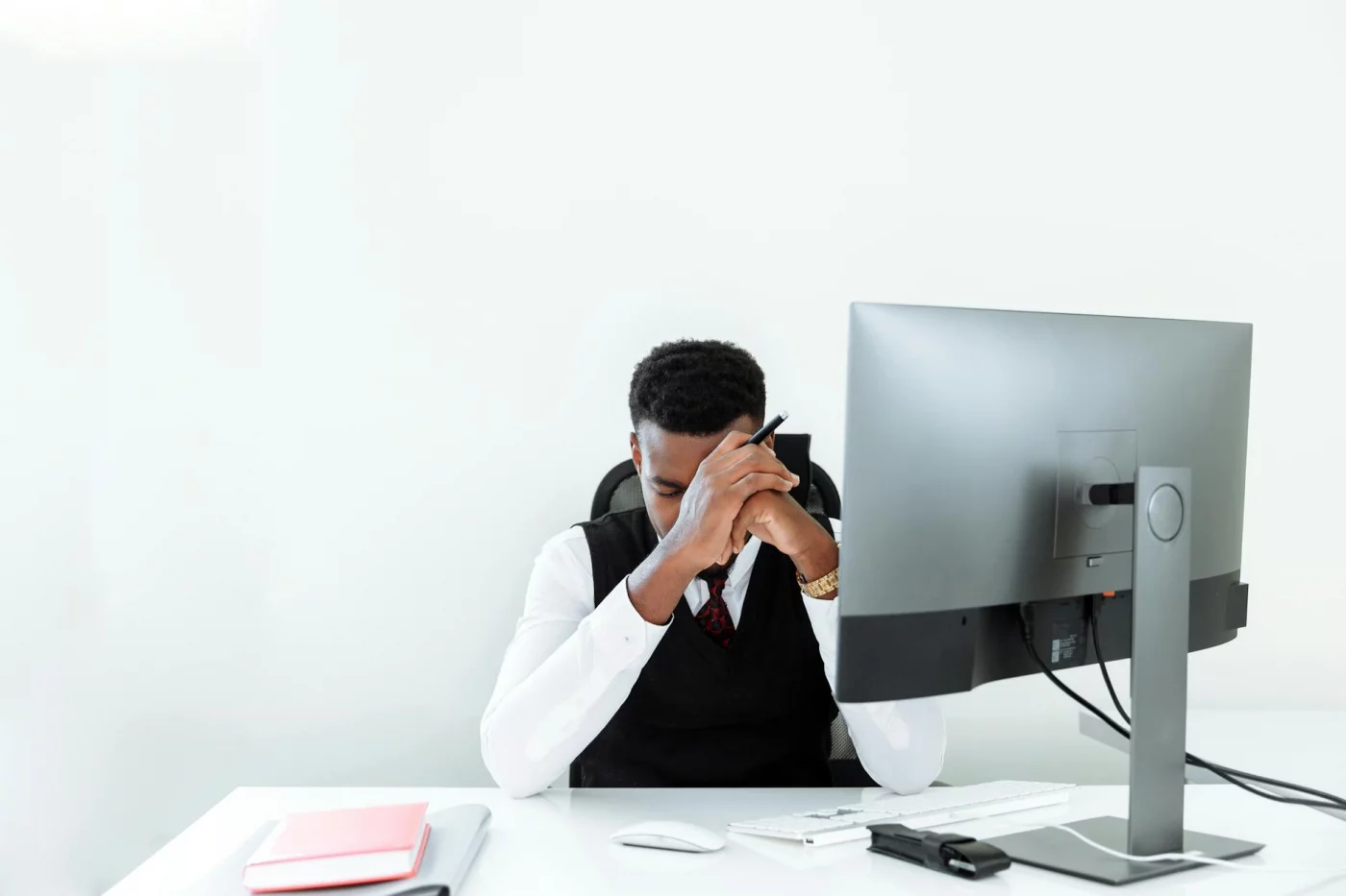 Stressed businessman at his desk shows how can stress cause brain fog and affect focus at work