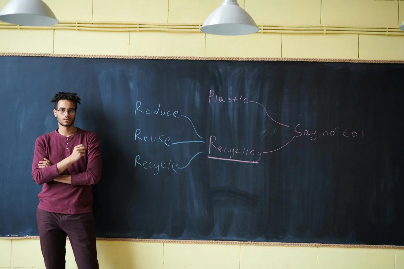 Cornell Notes vs Mind Mapping for Lectures: What Actually Works Best? Educator by blackboard explaining cornell notes vs mind mapping lectures reddit differences for class note taking