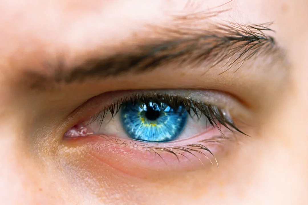 Do Blue Light Glasses Help With Eye Strain? Close-up of tired eye during screen break, do blue light glasses help with eye strain for fast relief in 2, 10, 30 minutes