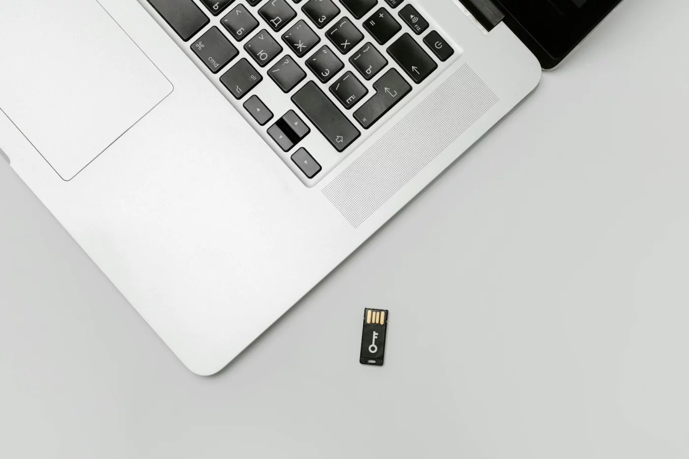 How Anterograde Amnesia Really Works: 7 Evidence-Based Answers Laptop and USB drive illustrate how does anterograde amnesia work in memory encoding, consolidation, and storage