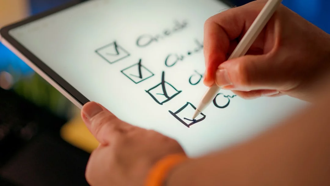 Checklist comparing Notion, Obsidian, OneNote, and Apple Notes for how to build a second brain