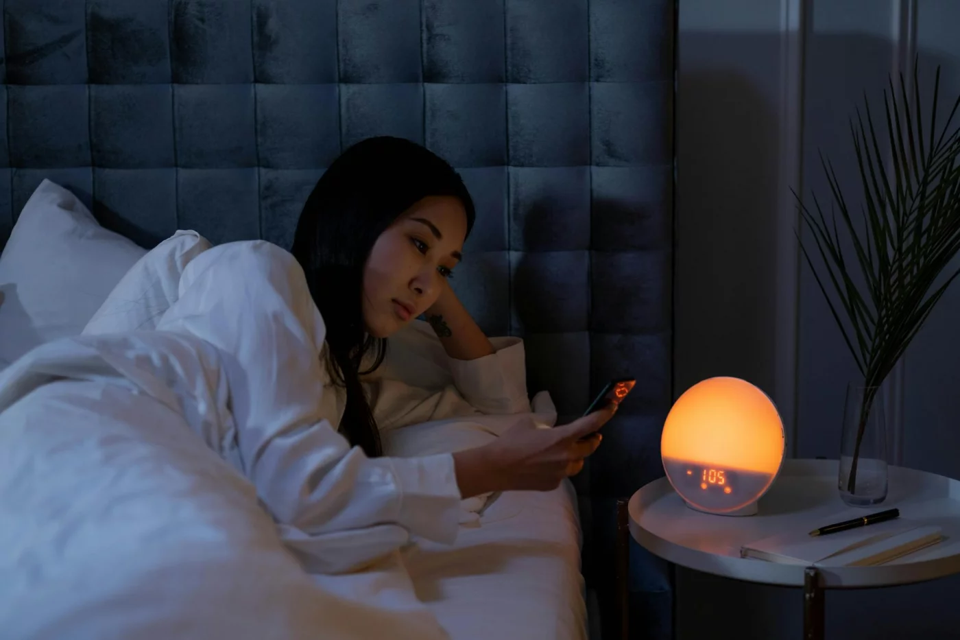 how to improve sleep hygiene: bedtime checklist PDF and 7–14 day plan for reducing phone use and insomnia