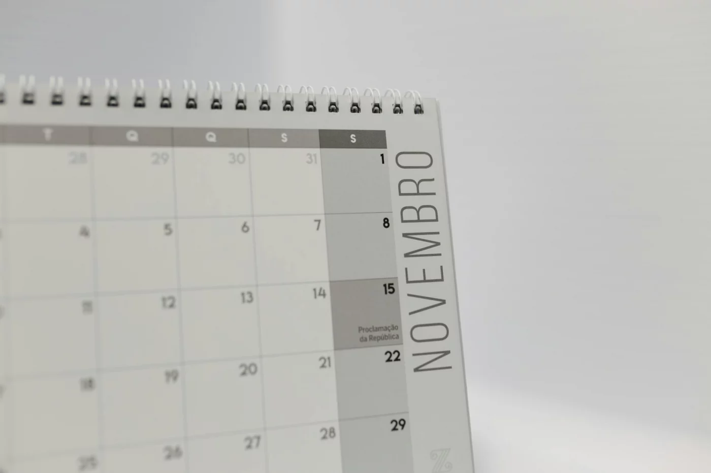 November calendar close-up showing how to plan a 30-minute weekly review, minute-by-minute steps