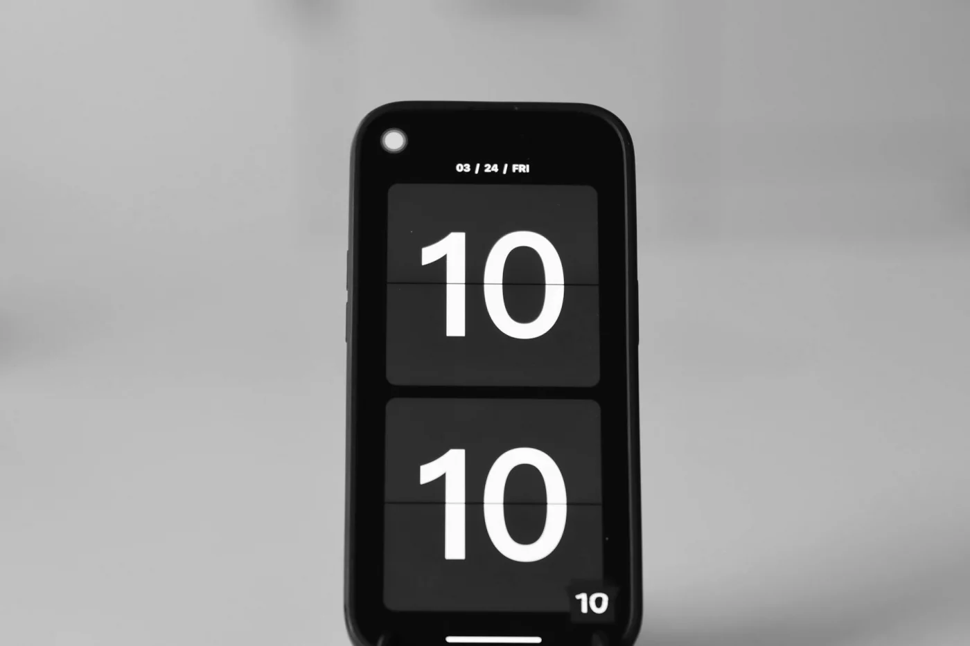 Quick reference on how to reduce digital eye strain and distractions with a 7/14/30-day plan, smartphone clock at 10:10