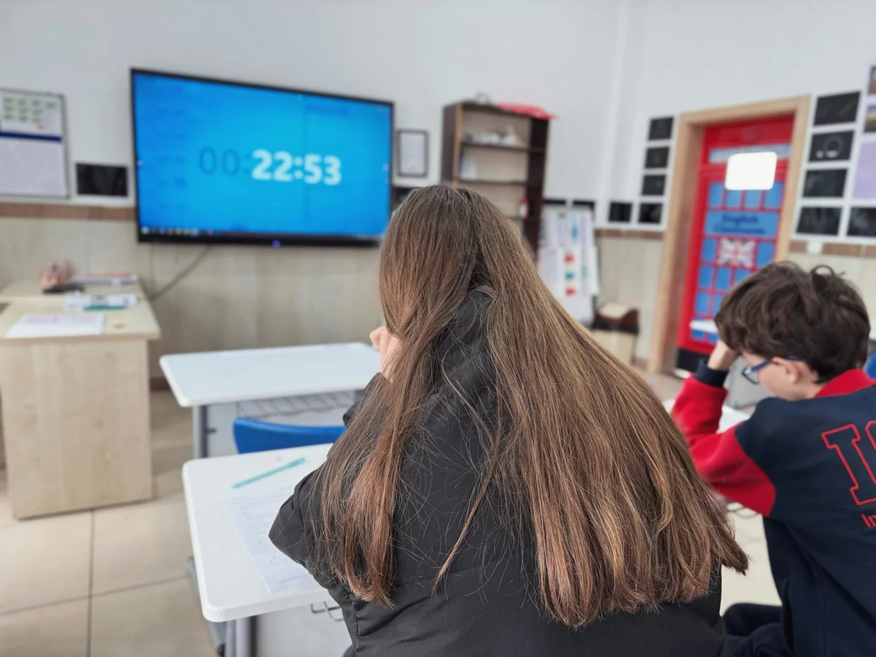 Students in modern classroom with digital timer showing how to use pomodoro technique for studying in a repeatable 7-step workflow