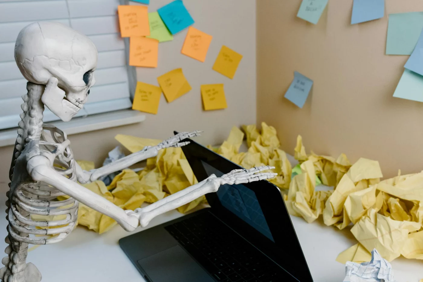 How to Set Deadlines That Actually Work (Without Burnout) Burnout at desk as deadline nears, showing importance of meeting deadlines at work and brain stress response
