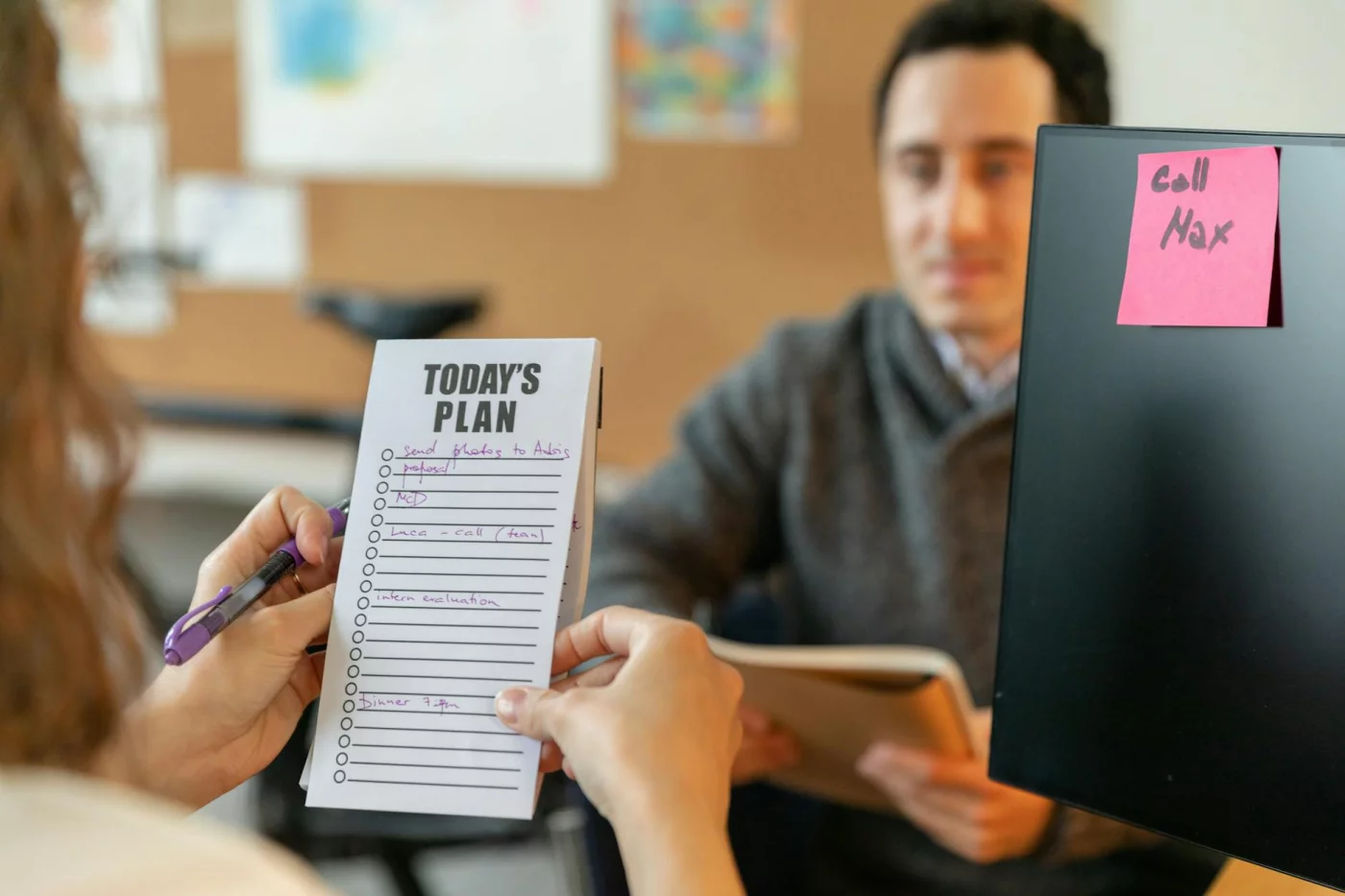 Mindful transitions: reset your brain between tasks to focus better Colleagues using sticky-note playbooks to switch tasks, easing lack of concentration and focus in adults at work