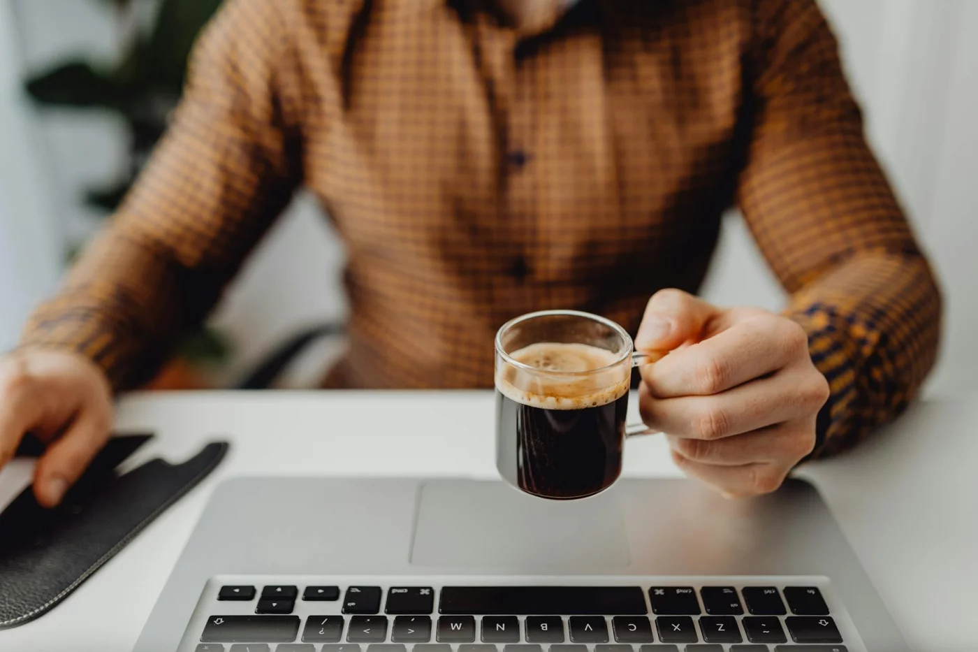 Mindful transitions: reset your brain between tasks to focus better Quick reference card for lack of concentration and focus in adults as a man works on laptop with espresso in office