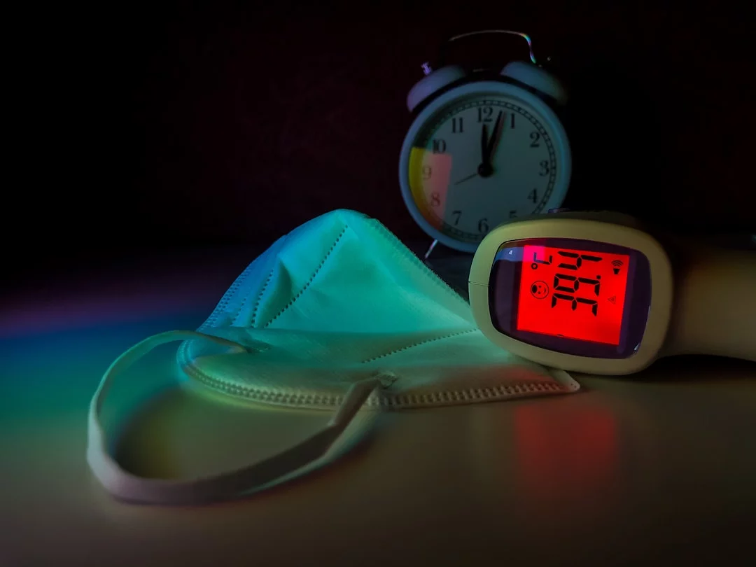 Sleep Restriction Therapy for Insomnia: 7 Smart Steps That Actually Make Sense Blue and white alarm clock at 10:00 illustrating a sleep restriction therapy pdf first-week schedule