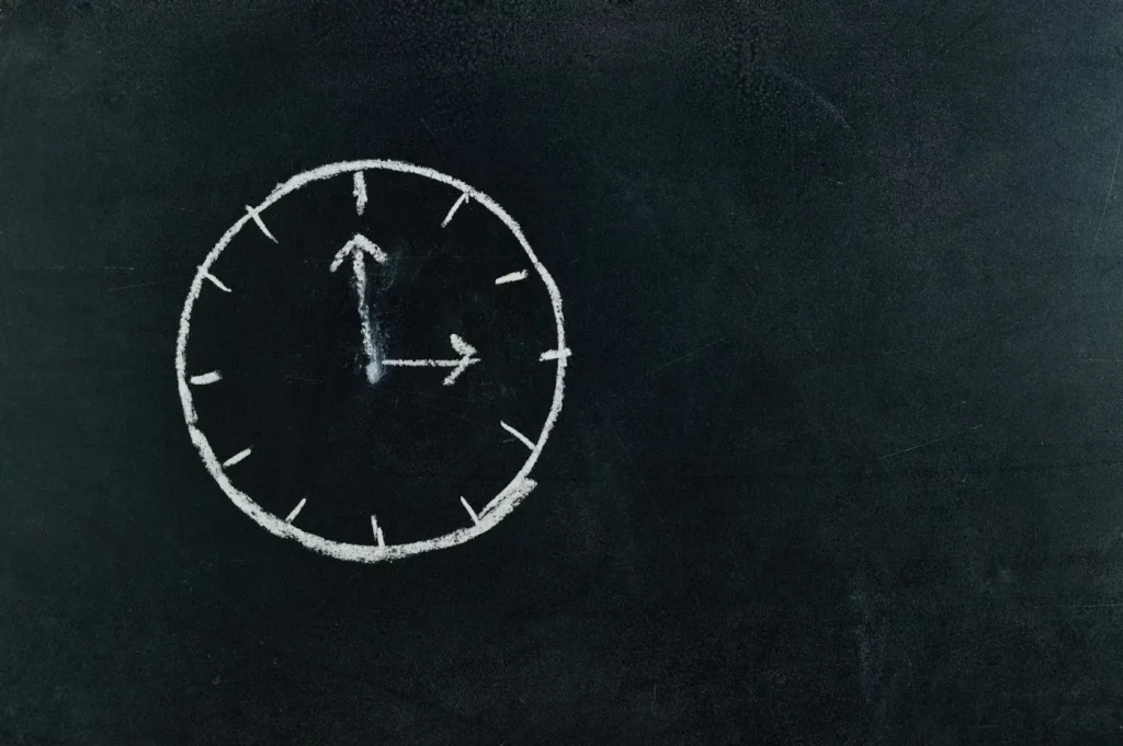 Ultradian Rhythms for Studying: 7 Smart Ways to Use 90-Minute Blocks Chalk-drawn clock on a blackboard illustrating the ultradian cycle for studying and focused 90-minute sessions
