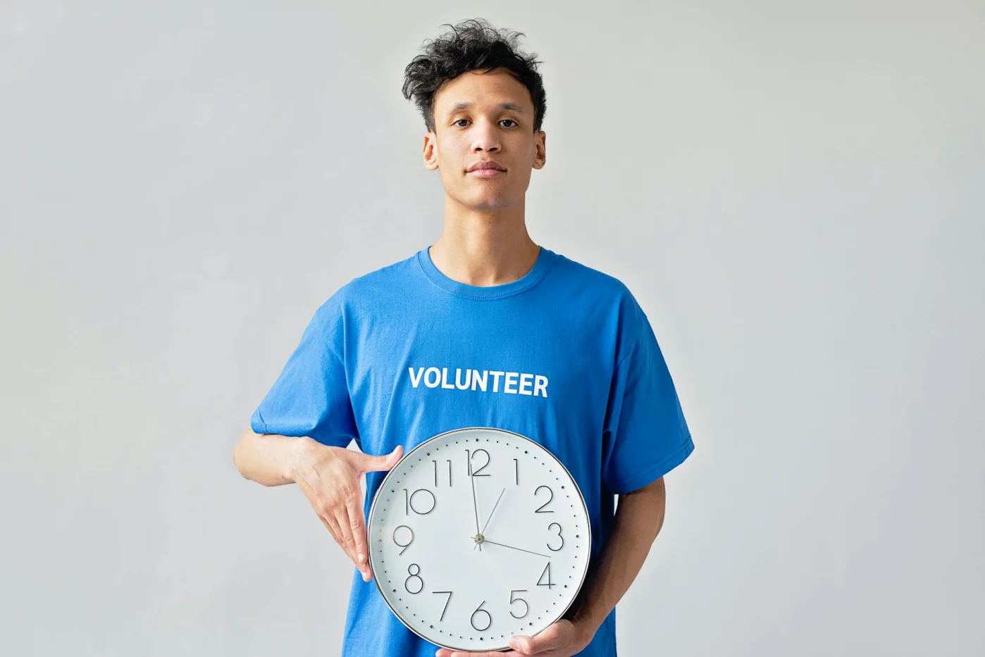 Ultradian Rhythms for Studying: 7 Smart Ways to Use 90-Minute Blocks Young man holding a clock to illustrate what the ultradian cycle for studying means for focus and timing