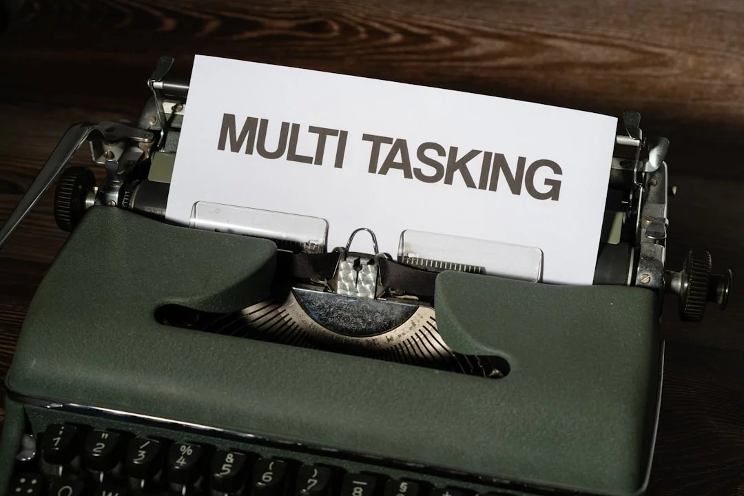 Typewriter and paper explaining what is attention residue and a 2-, 5-, and 10-minute focus reset steps