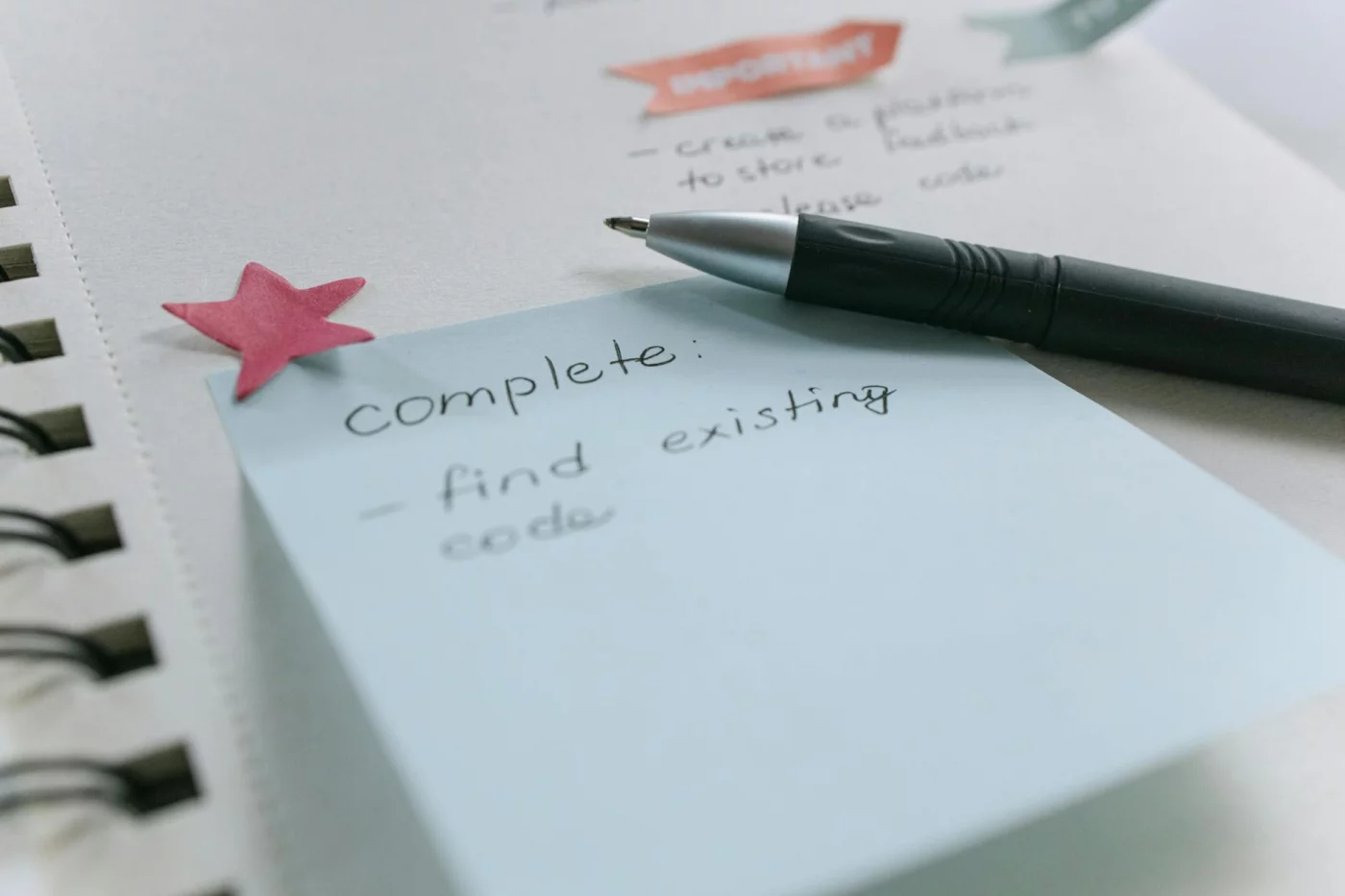 Sticky note list with pen and notebook showing what is chunking in memory for easier list recall