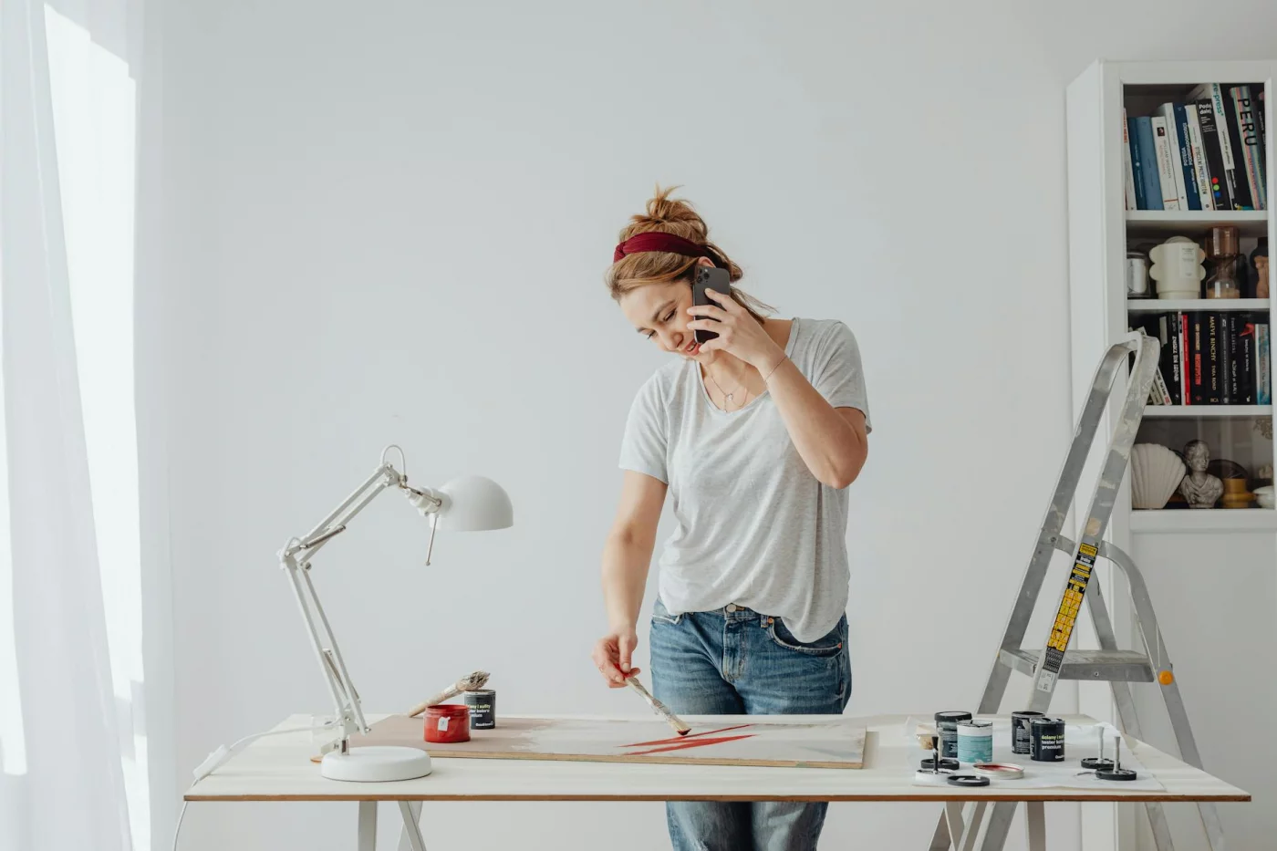 What is single-tasking? Woman stops multitasking to follow Plan → Time-box → Protect → Review focus workflow