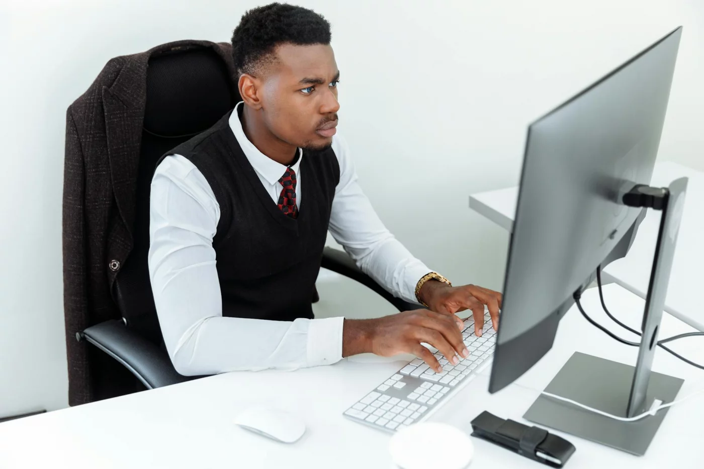 Why the Pomodoro Technique Doesn’t Work for Some People Professional focused worker at desk showing why pomodoro technique doesn't work in real office settings