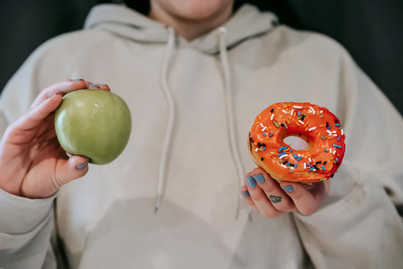 7-Day MIND Diet for Brain Health: What the Research Shows Woman holding a green apple and donut, highlighting common 7 day MIND diet mistakes and research limits