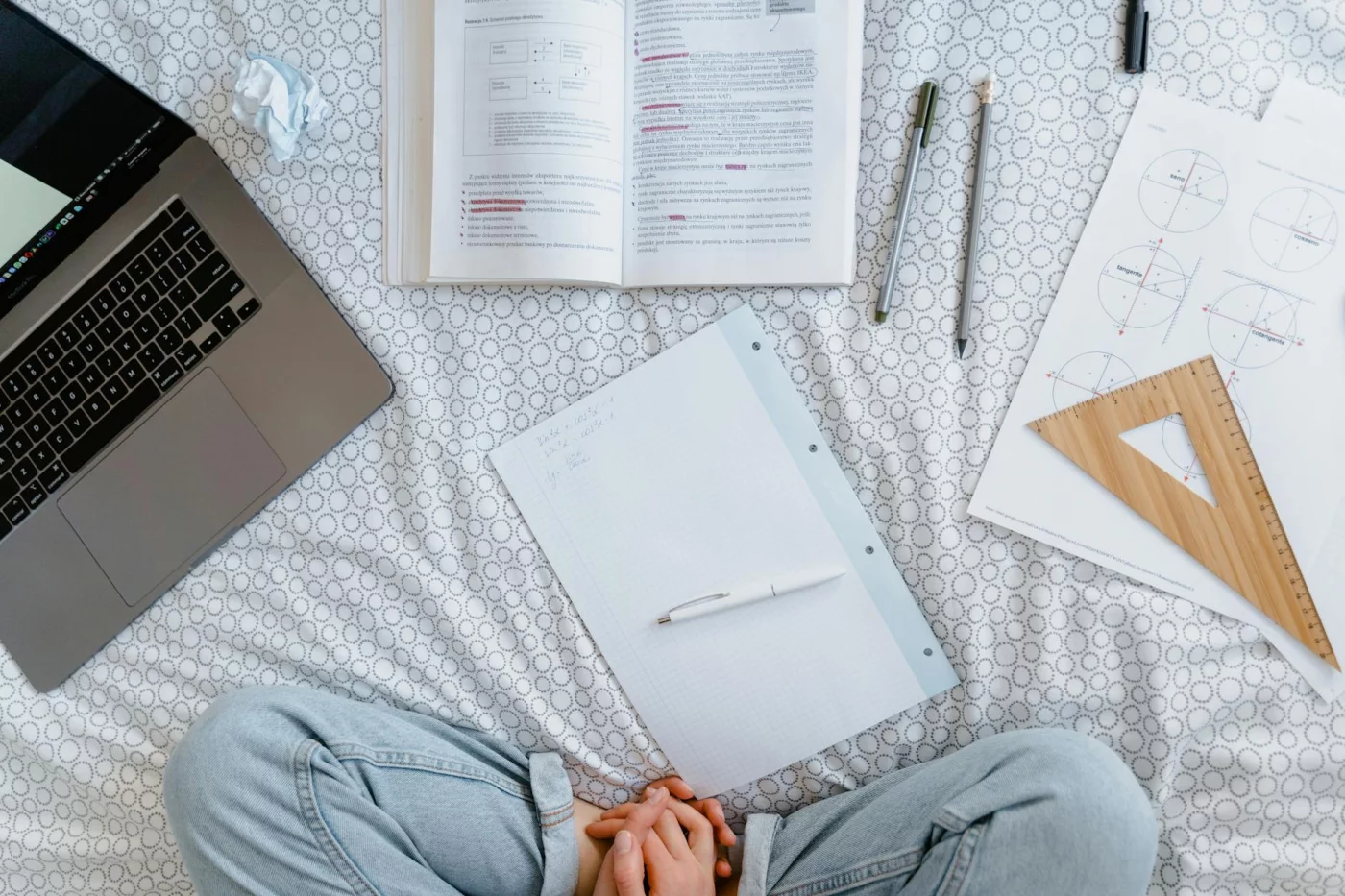 Do Learning Styles Actually Exist? What the Evidence Really Says Study area with laptop, books, and notes on a bed for a 5-step plan asking do learning styles actually exist