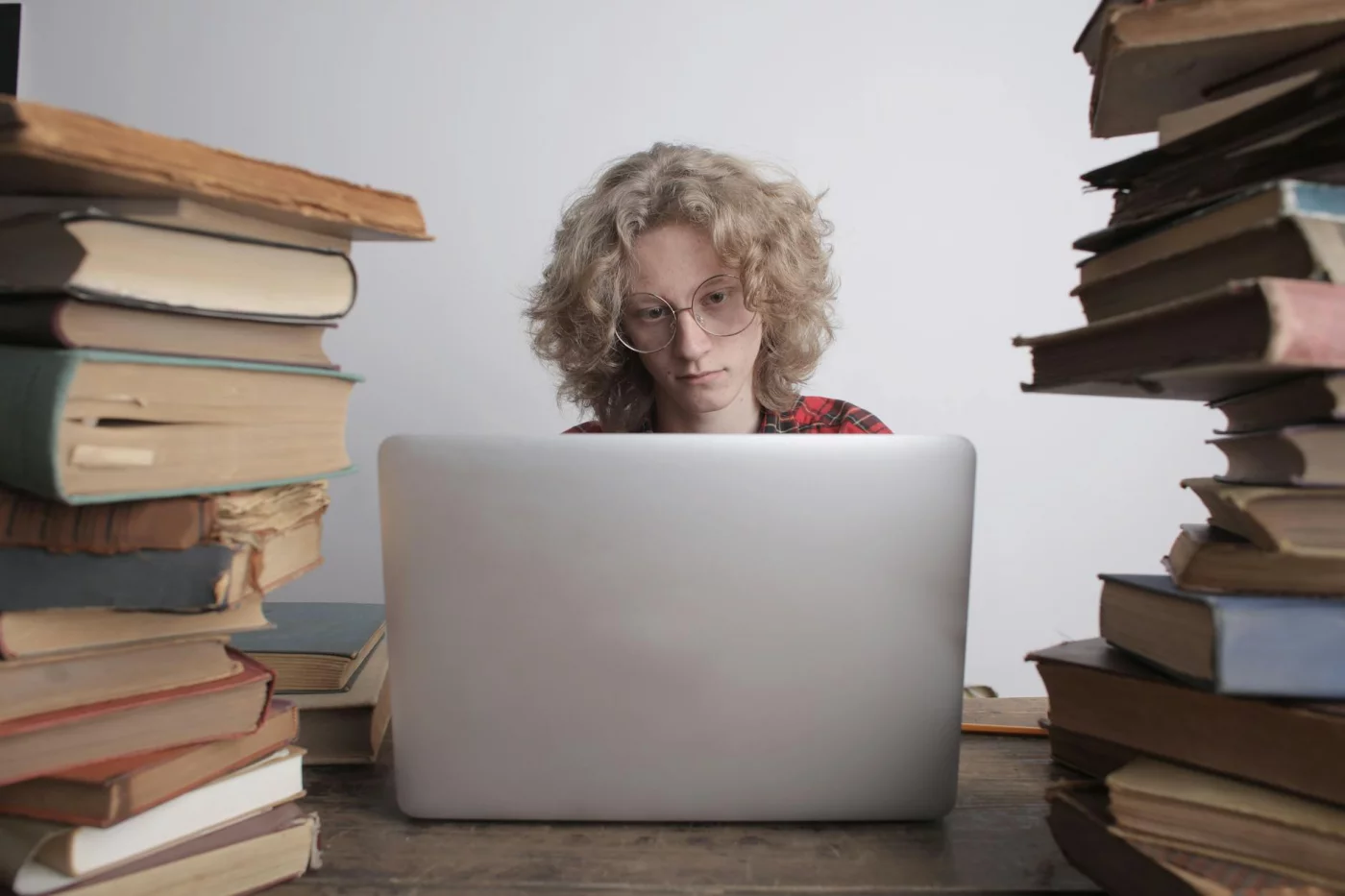 Dorsal Attention Network vs Ventral Attention Network: A Practical Guide to Better Focus Teen studying with laptop and books, illustrating dorsal attention network vs ventral attention network and focus