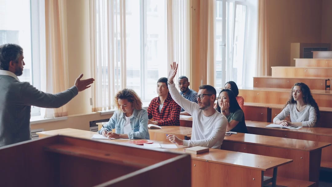 Dorsal Attention Network vs Ventral Attention Network: A Practical Guide to Better Focus Students raising hands in a lecture hall during a FAQ on dorsal attention network vs ventral attention network