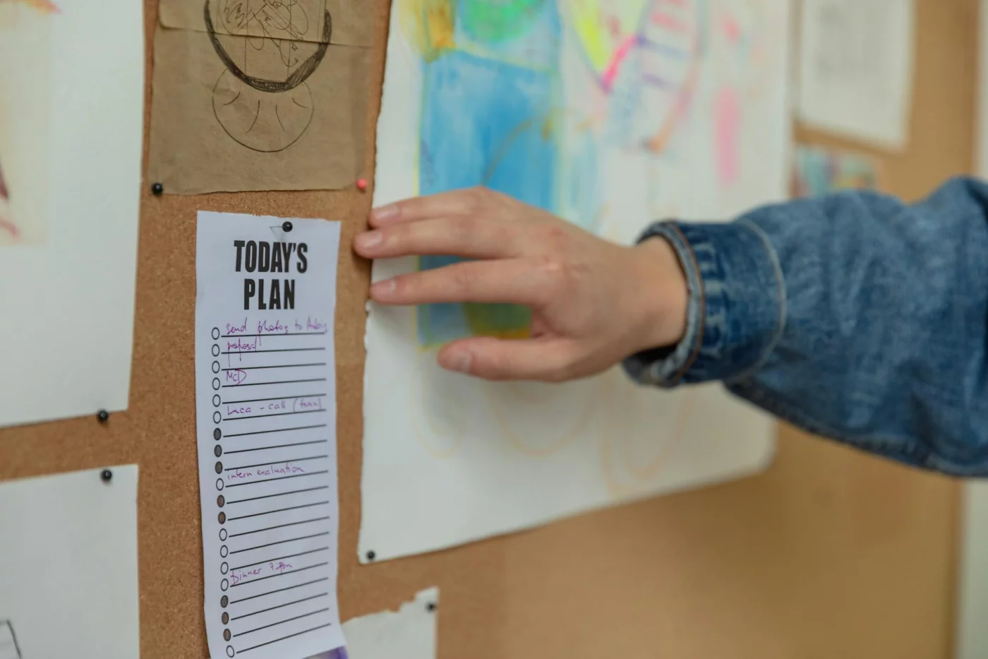 Common mistakes in getting things done for students shown on a to-do list pinned to a corkboard