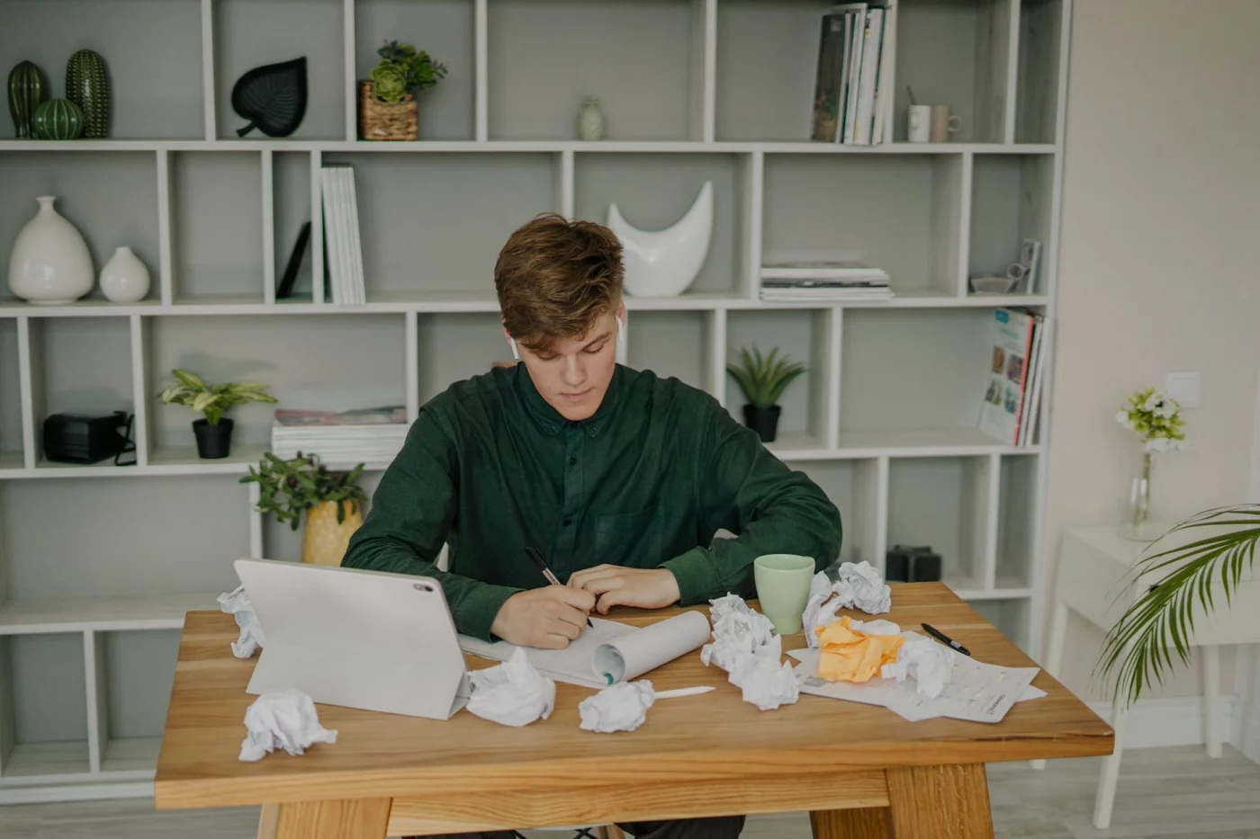 Growth Mindset vs Fixed Mindset in Studying Student studying at a desk, illustrating growth mindset vs fixed mindset for students in daily learning habits