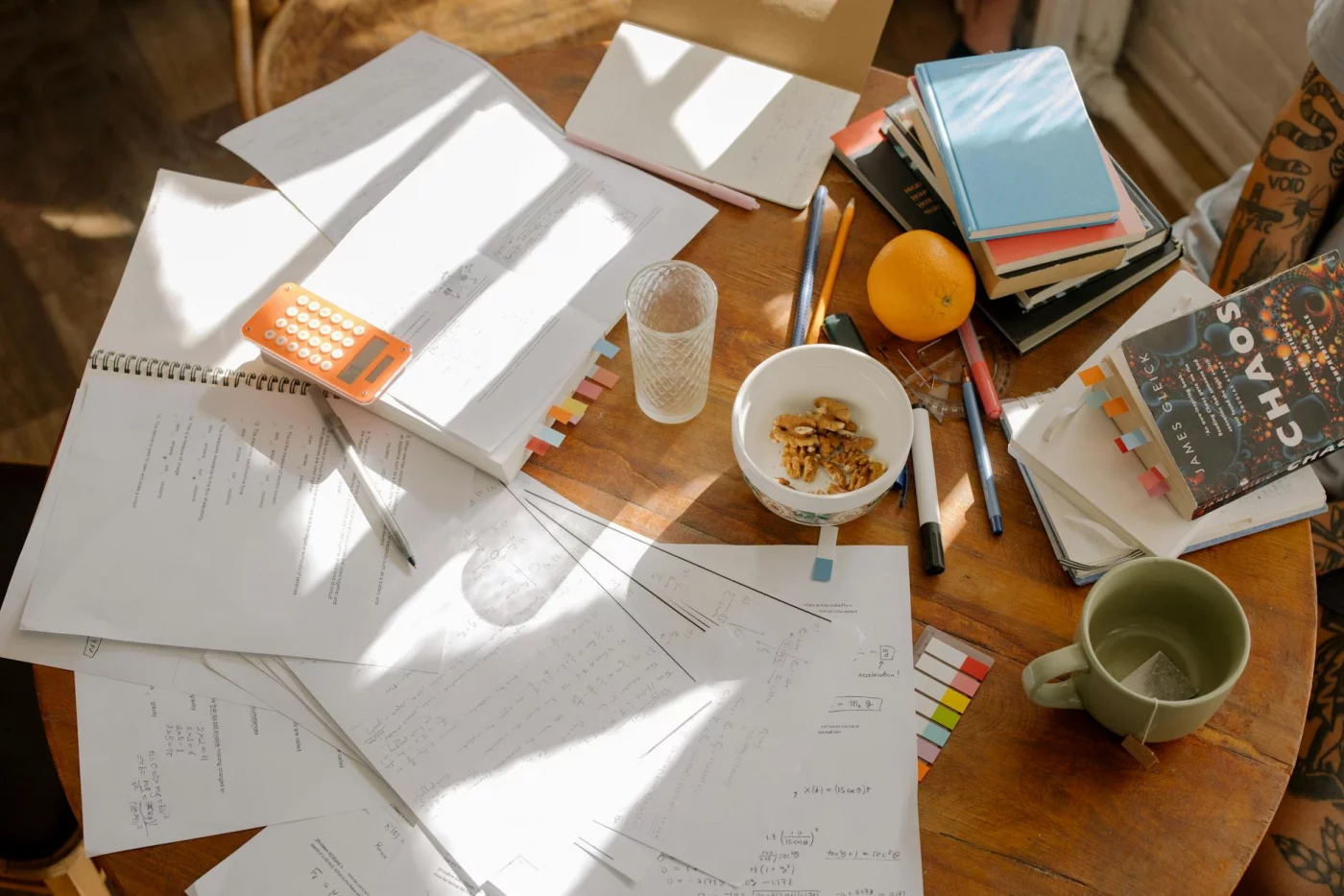 Cluttered study table showing mistakes and limits in how to chunk information for students, with quick reference notes