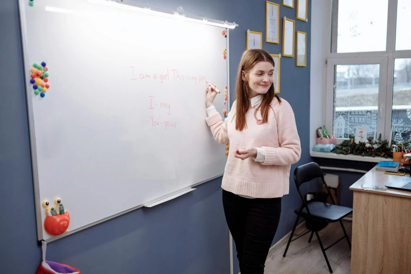 How to Practice Speaking a Language When You Don’t Have Native Friends Teacher writing on a whiteboard during an English lesson, showing how to practice speaking a language by yourself