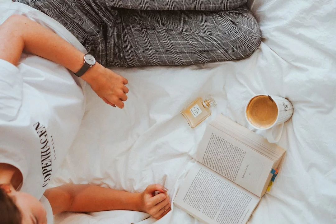 Sleep Inertia After a Nap: 7 Smart Ways to Wake Up Better Person holding a white book while following a 7-step checklist to ease sleep inertia after nap