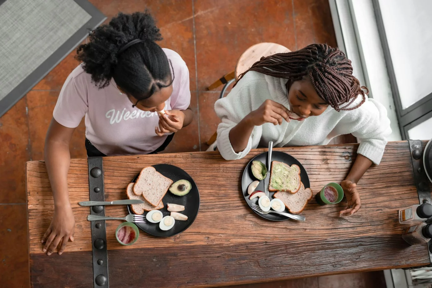 Healthy weekend breakfast with avocado toast and fruit shows what weekend habits are best for brain health