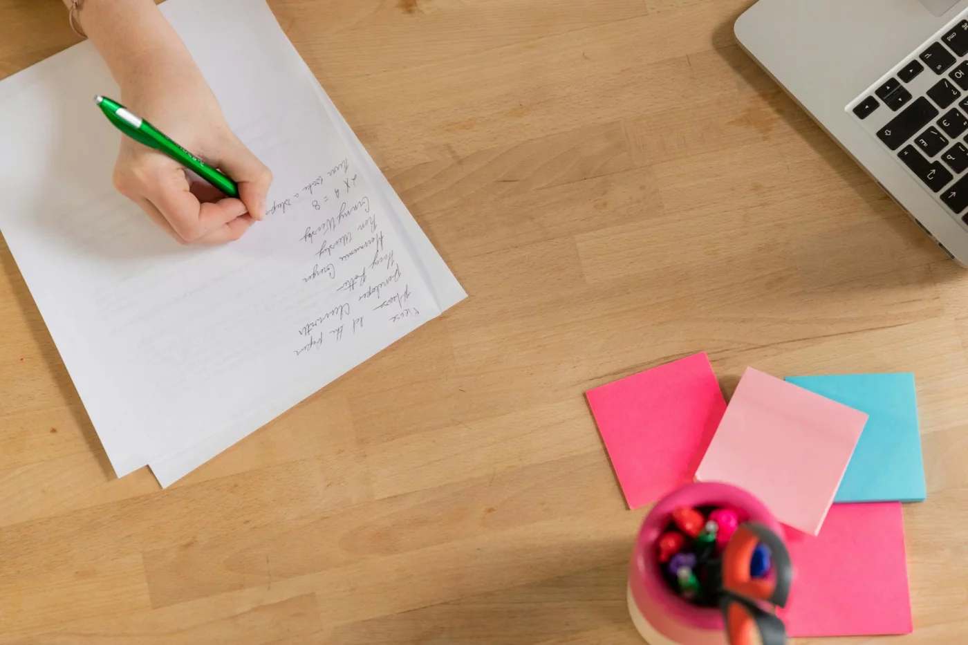 Zettelkasten for Students: 7 Smart Steps for Notes, Revision, and Writing Handwriting notes beside a laptop and sticky notes, comparing the zettelkasten method for students with apps