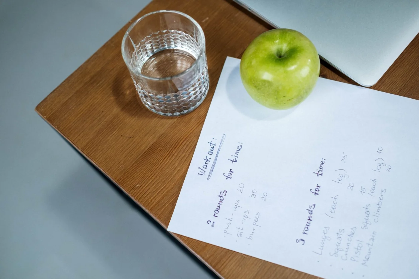 How to Improve Cognitive Performance Naturally in Real Life Green apple, water, and workout plan showing how to improve cognitive function naturally through healthy habits