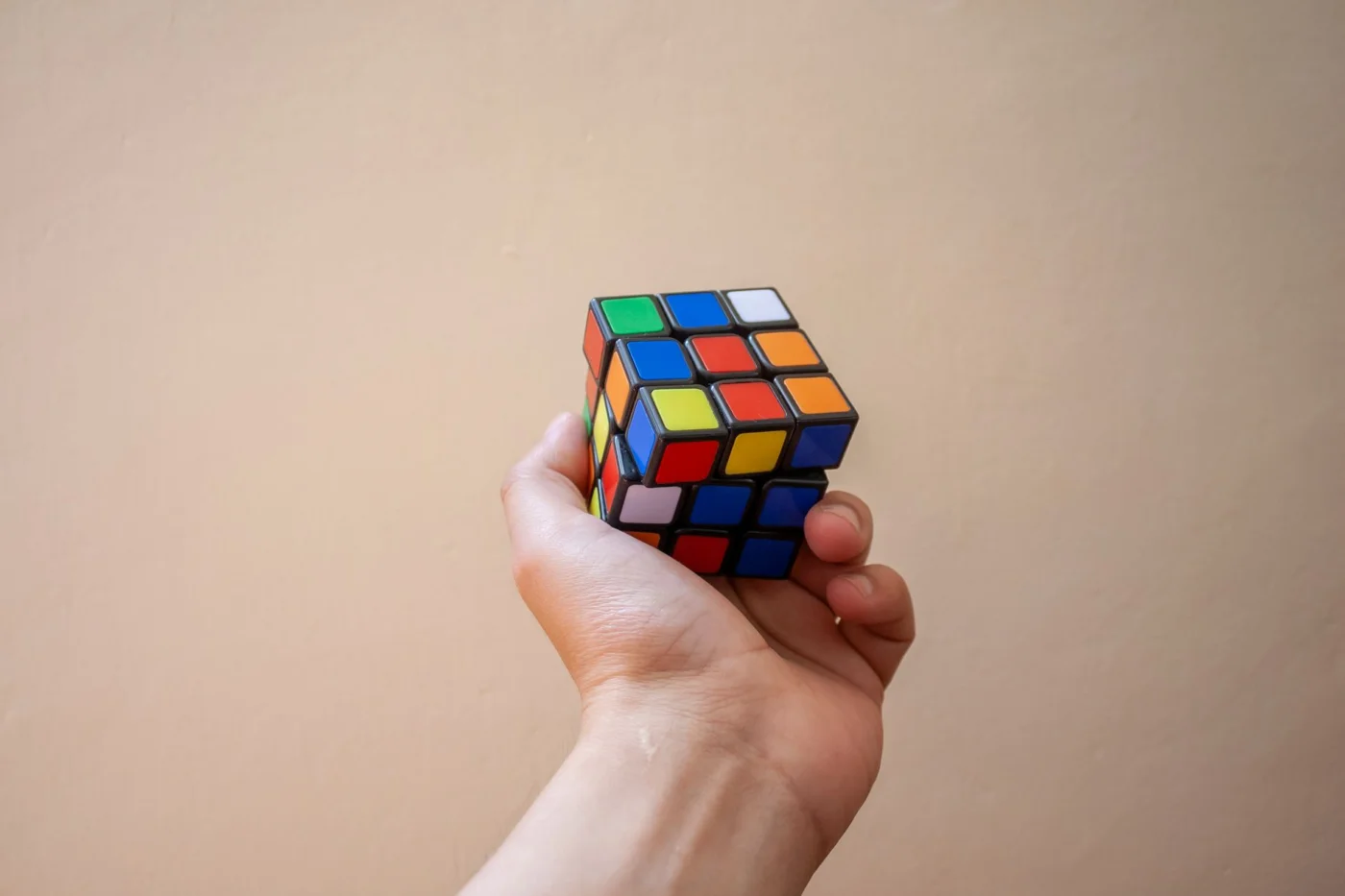 How to Think Clearly When You Feel Stuck and Foggy Hand holding a colorful Rubik’s Cube, a relatable stuck moment for how to clear brain fog instantly.
