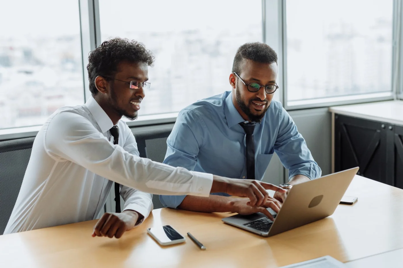 How to Think Clearly When You Feel Stuck and Foggy Colleagues discussing how to clear brain fog instantly during a focused brainstorming session at a laptop